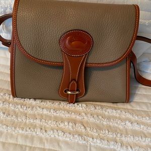 - vintage Dooney & Bourke two-tone bag! All weather leather.